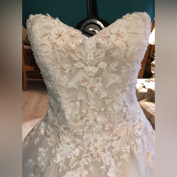 Wedding dress - Picture 9 of 16